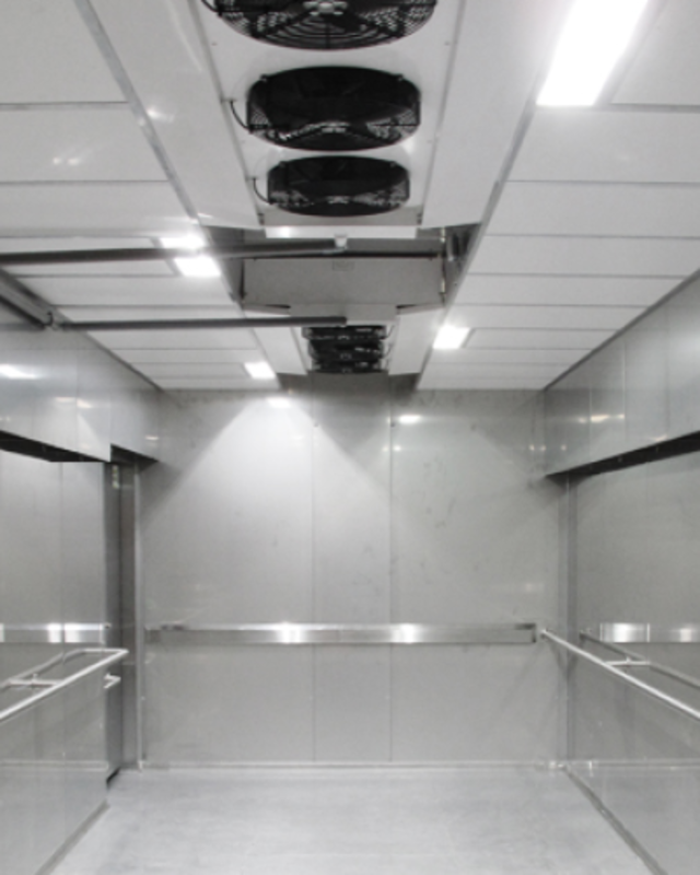 Ccoolproofer-cts-640 - Ein großer Metallaufzug mit einem Deckenventilator, der eine moderne und funktionale Atmosphäre vermittelt.