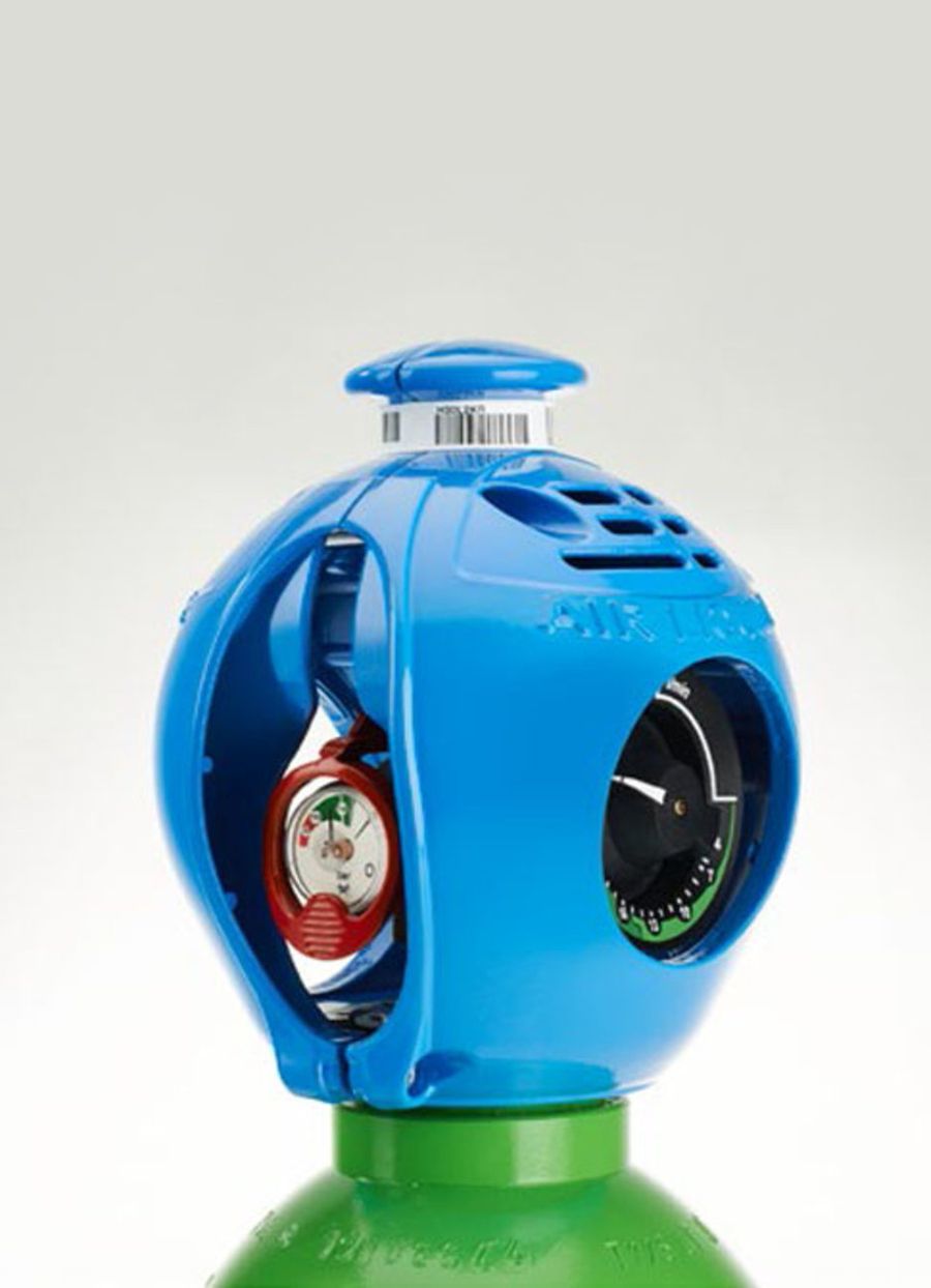 Ein blauer und grüner Luftkompressor mit einem Manometer, das den Druck anzeigt.