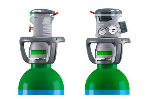 Zwei Flaschen mit einem angeschlossenen Gasregler, bereit für den Einsatz in verschiedenen Anwendungen.