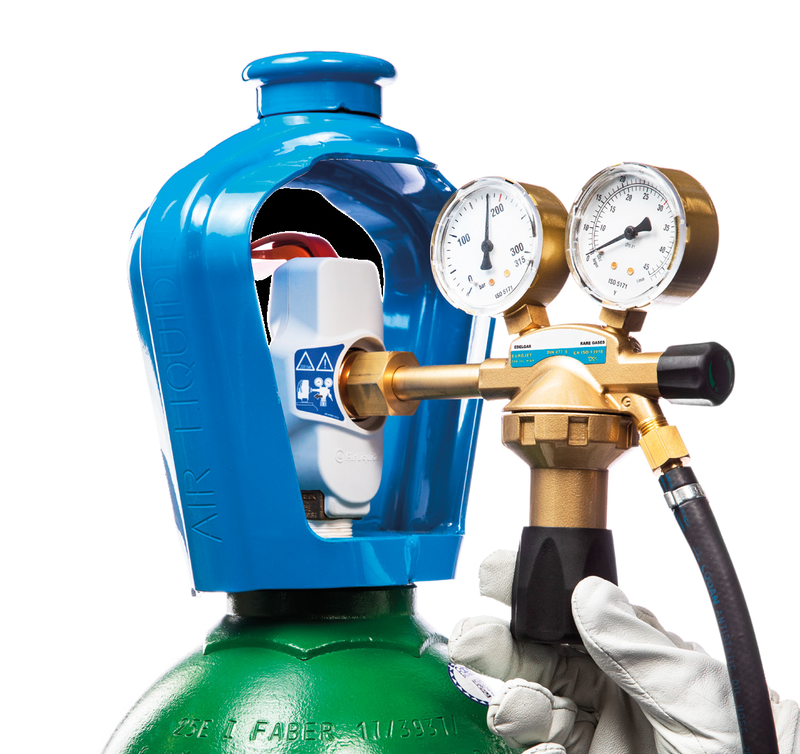 Eine Hand hält ein Manometer neben einem Gastank, um den Druck zu überprüfen.